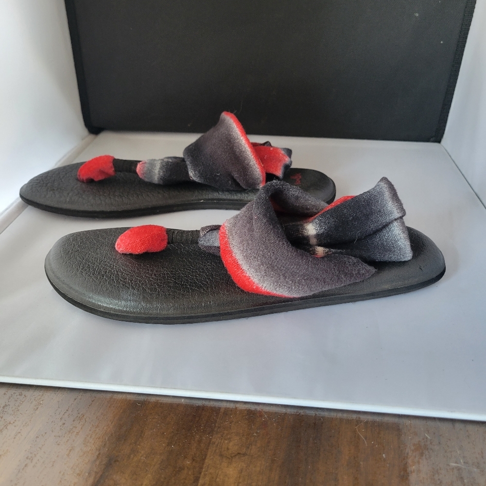 Sanuk Sandles~ Red, White, Black and Gray Size 10